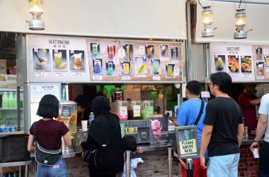 Singapur 'da popüler yemek sahasında insanlar