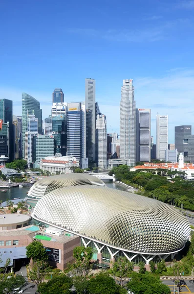 Esplanade teatros en la bahía con la ciudad de Singapur — Foto de Stock