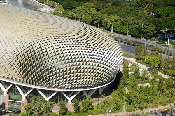 Esplanade teatros en la bahía con la ciudad de Singapur — Foto de Stock