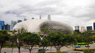 Singapur şehri ile koyda Esplanade tiyatrolar