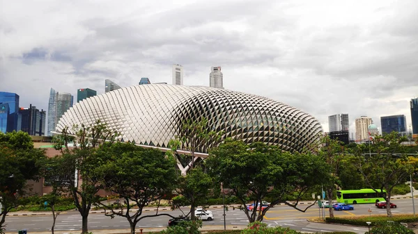 Singapur şehri ile koyda Esplanade tiyatrolar — Stok fotoğraf