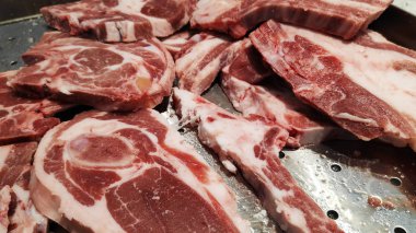 Piyasada satılan çiğ kuzu biftekler.