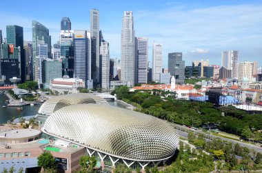Singapur şehri ile koyda Esplanade tiyatrolar