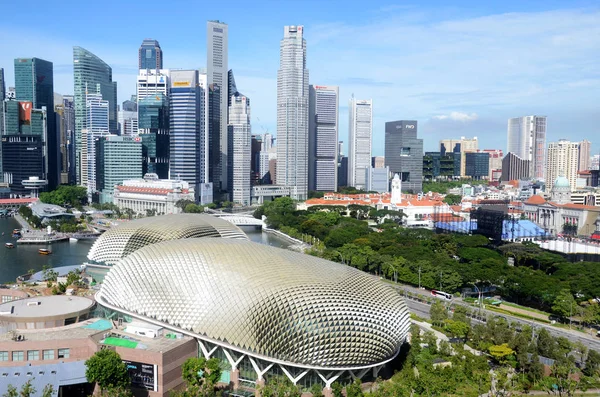 Esplanade teatros en la bahía con la ciudad de Singapur — Foto de Stock