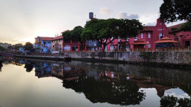 Malacca Malays gün doğumu ile nehir evi ve nehir yürüyüşü görünümü