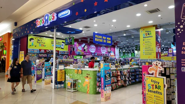 Front view of a Toys R Us store in Johor Bahru, Malaysia — Stock Photo, Image
