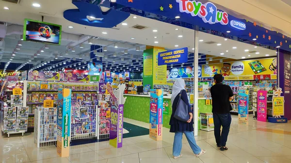 Front view of a Toys R Us store in Johor Bahru, Malaysi — Stock Photo, Image