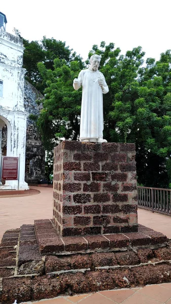 Statue de saint François Xavier devant les ruines de saint Paul Chu — Photo