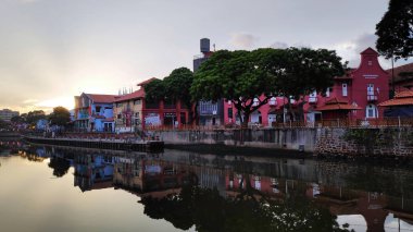Malacca Malays gün doğumu ile nehir evi ve nehir yürüyüşü görünümü
