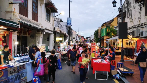 Nattmarknad ligger i Jonker Street, Melaka. — Stockfoto