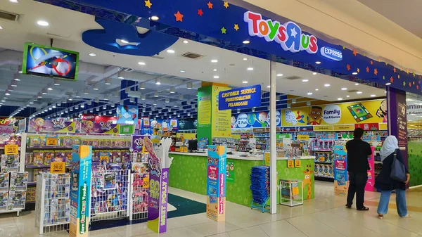Front view of a Toys R Us store in Johor Bahru, Malaysi — Stock Photo, Image