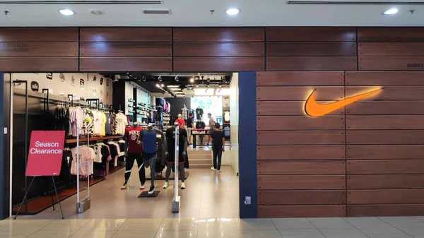 Nike Shop ubicado en Dataran Pahlawan Melaka Megamall, Melaka — Foto de Stock