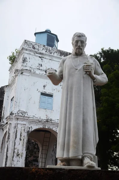 Statue de saint François Xavier devant les ruines de saint Paul Chu — Photo