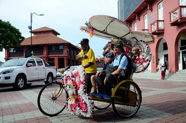 Trishaw berhias membawa wisatawan berkeliling di Dutch Square — Stok Foto