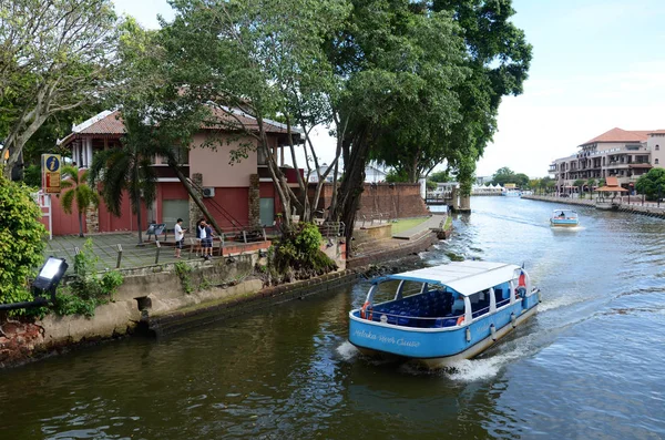 Cruise crossing by the Malacca River — Stock Photo, Image