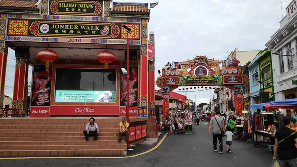 Nattmarknad ligger i Jonker Street, Melaka. — Stockfoto