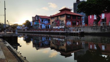 Malacca Malays gün doğumu ile nehir evi ve nehir yürüyüşü görünümü