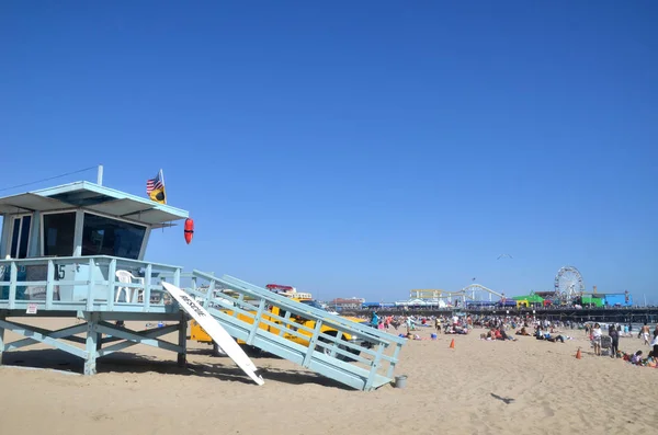 Soporte de salvavidas y torre en la playa de Santa Mónica —  Fotos de Stock