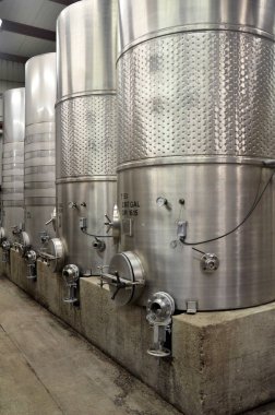 San Dieg bulunan modern şarapmahzeninde yığılmış şarap varil