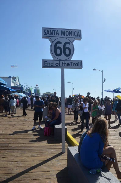 Les gens profitent d'un beau temps ensoleillé sur la jetée à Santa Monica , — Photo