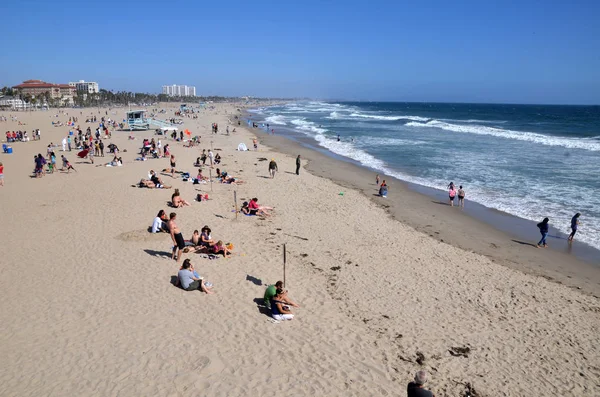 Tömegek emberek állományban a strand körül Santa Monica Pier — Stock Fotó