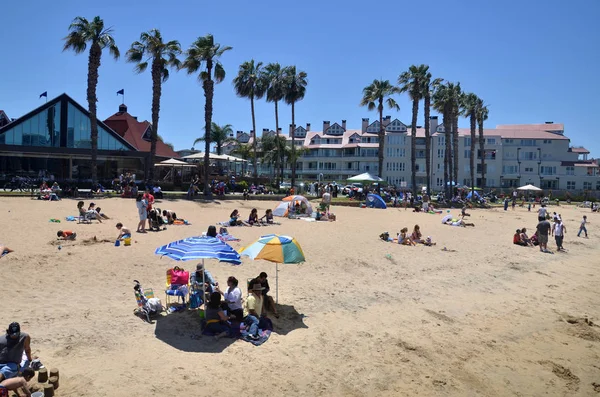Tömegek emberek állományban a strand körül Santa Monica Pier — Stock Fotó