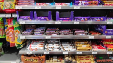 Şeker ve aperatif raf Melaka, Malezya bir perakende mağazasında.