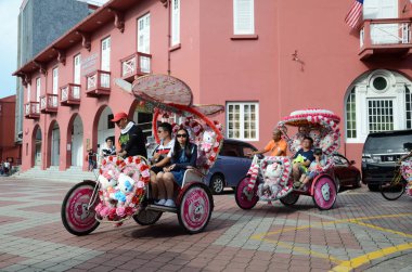 Dekore trishaw Hollanda Meydanı'nda etrafında tur turist taşımak 