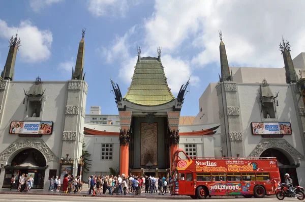 TLC Entrada del Teatro Chino llena de turistas en Los Ángeles , — Foto de Stock