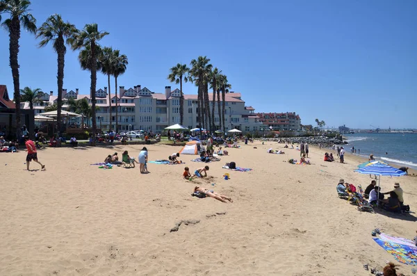 Multitud de personas acuden a la playa alrededor del muelle de Santa Mónica —  Fotos de Stock