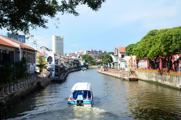 Cruise crossing by the Malacca River — Stock Photo, Image