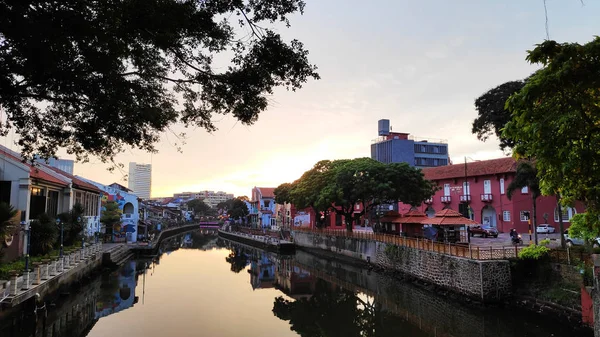 Vista de la casa del río y el paseo fluvial con salida del sol en Malaca Malayos — Foto de Stock
