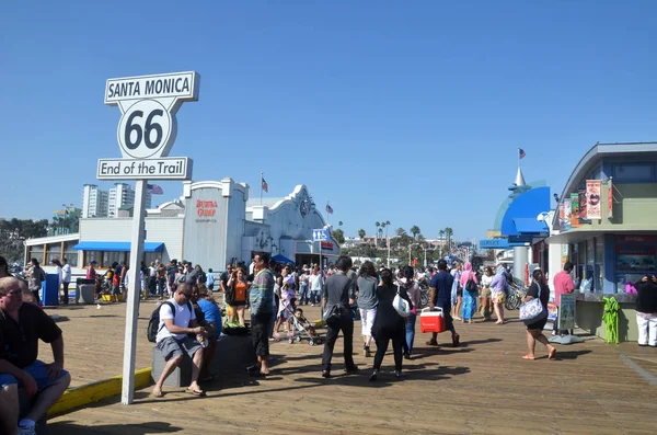 Az emberek élvezik szép napos időben a mólón a Santa Monica, — Stock Fotó