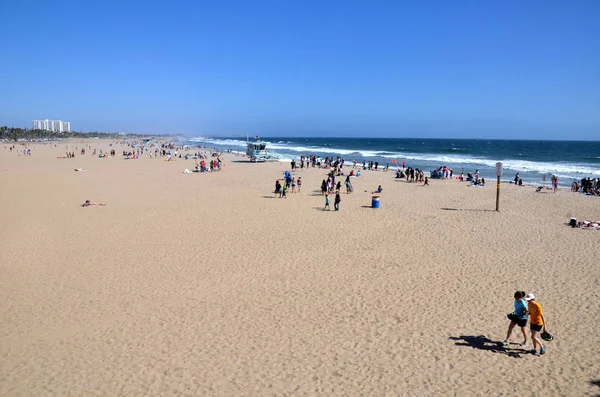 Tömegek emberek állományban a strand körül Santa Monica Pier — Stock Fotó