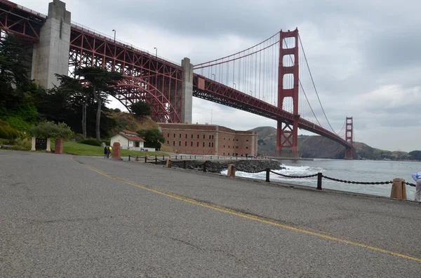 The Golden Gate Bridge and Fort Point National Historic Site - S — Stock Photo, Image
