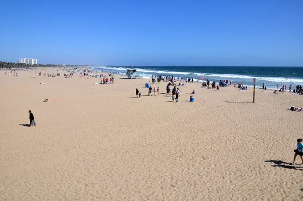 Натовпи людей стадо на пляж навколо Санта-Моніці Пірс — стокове фото