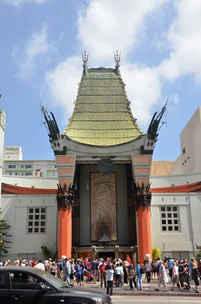TLC Chinese Theater's entrance full of tourists in Los Angeles, — Stock Photo, Image