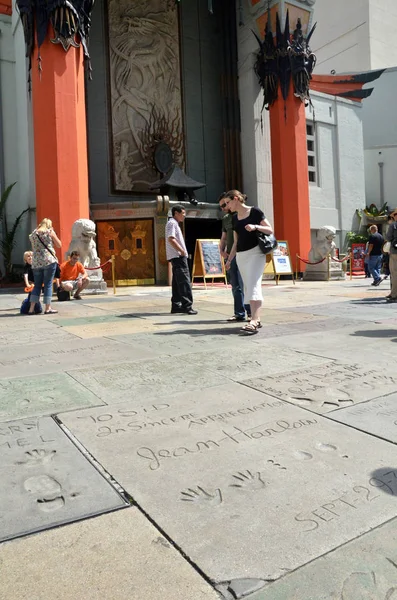 Los Angeles Kaliforniya'da Turist Hollywood Bulvarı ziyaret — Stok fotoğraf