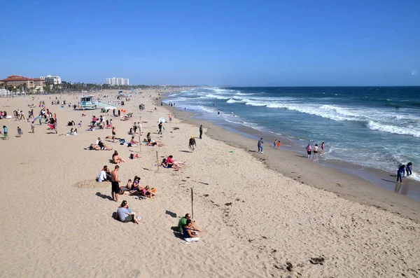 Multitud de personas acuden a la playa alrededor del muelle de Santa Mónica —  Fotos de Stock