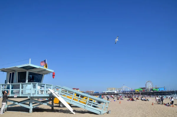 Soporte de salvavidas y torre en la playa de Santa Mónica —  Fotos de Stock