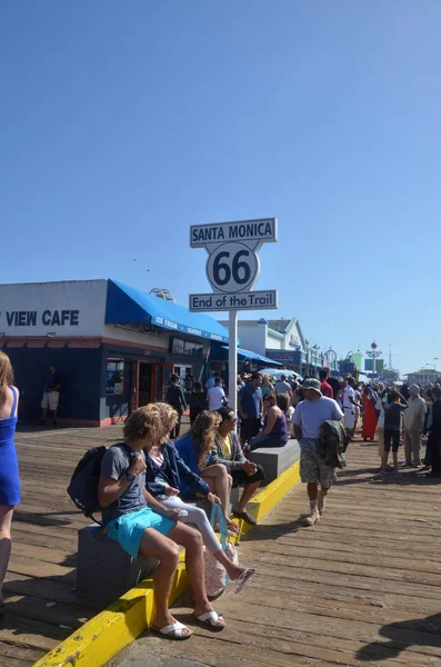People enjoying nice sunny weather on the pier in Santa Monica, — Stock Photo, Image