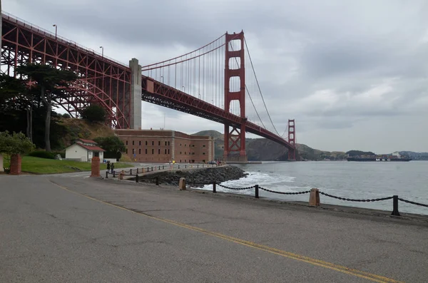 A Ponte Golden Gate e Fort Point Local Histórico Nacional - S — Fotografia de Stock