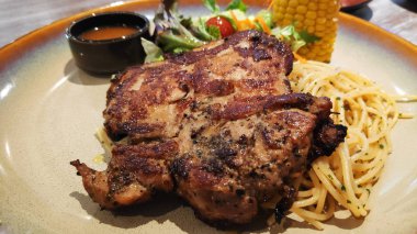 Izgara tavuk ile İtalyan makarna