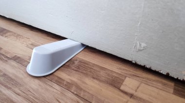 Ahşap kapının hareket etmesini önlemek için kapı Stoper