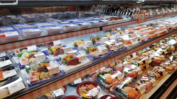 Sushi em exposição no supermercado em Singapura — Fotografia de Stock
