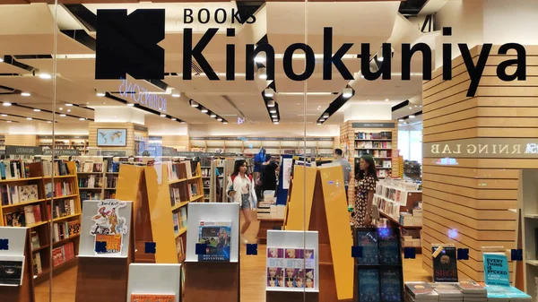 Los clientes visitan la librería Kinokuniya en Singapur —  Fotos de Stock