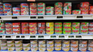 Çeşitli gıdalar, süper pazarda satmak için raf üzerinde ekran