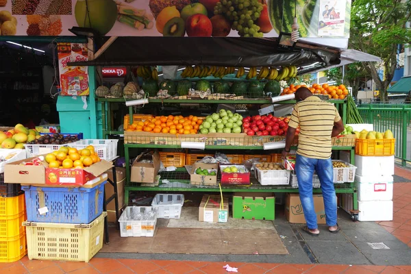 Tienda de verduras en el mercado en Little India en Singapur — Foto de Stock