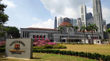 Singapur Parlamentosu ve ba şehir silueti ile mermer plaka