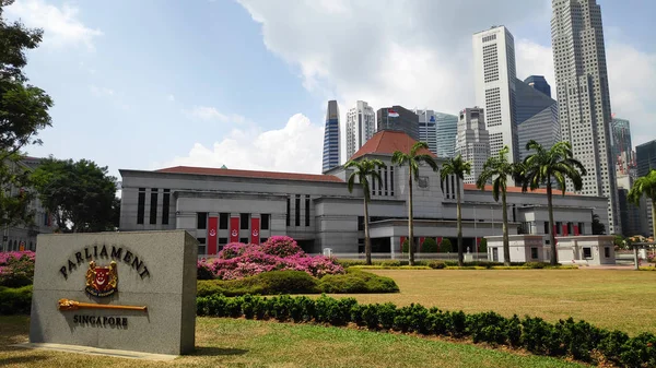 Parlement de Singapour et plaque de marbre avec horizon de la ville à ba — Photo